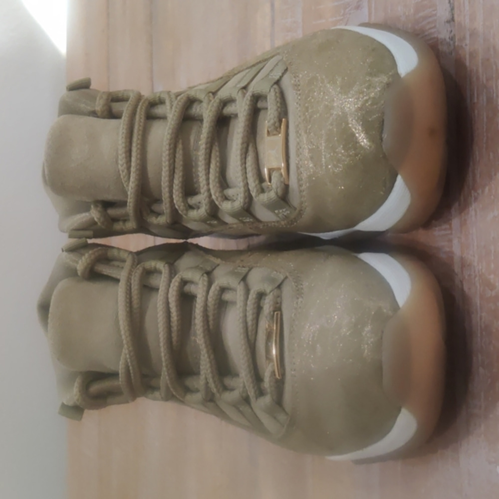 Jordan 11's‎ Olive Lux